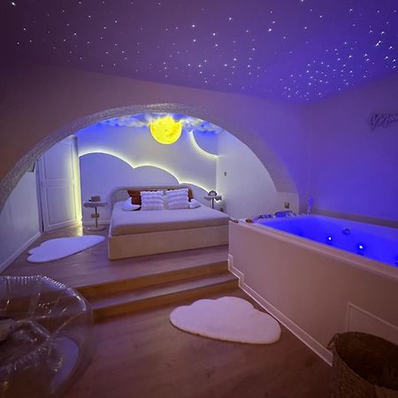 Moon Room, Nuit Insolite - Ollioules Toulon Var Kültér fotó