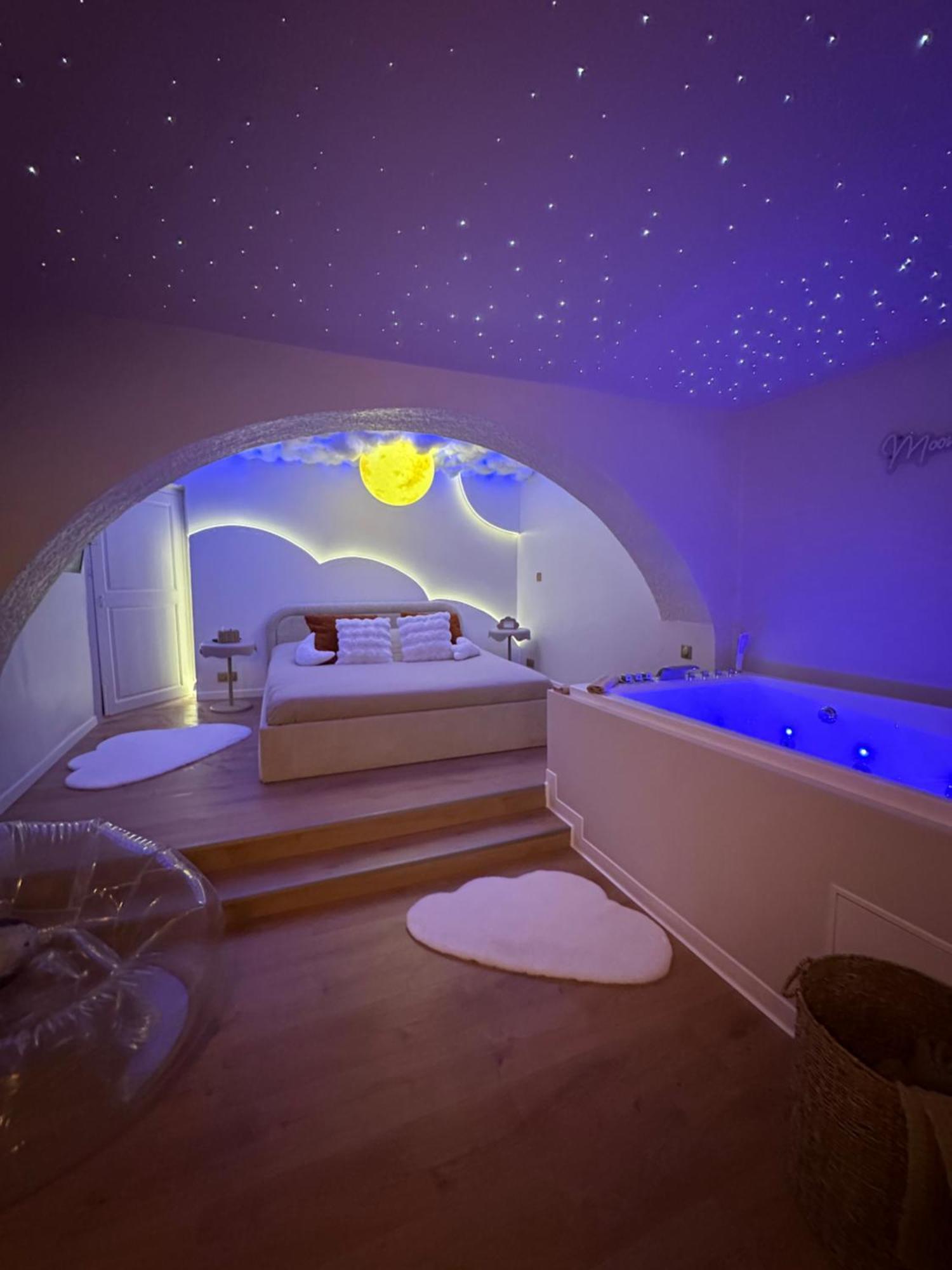 Moon Room, Nuit Insolite - Ollioules Toulon Var Kültér fotó